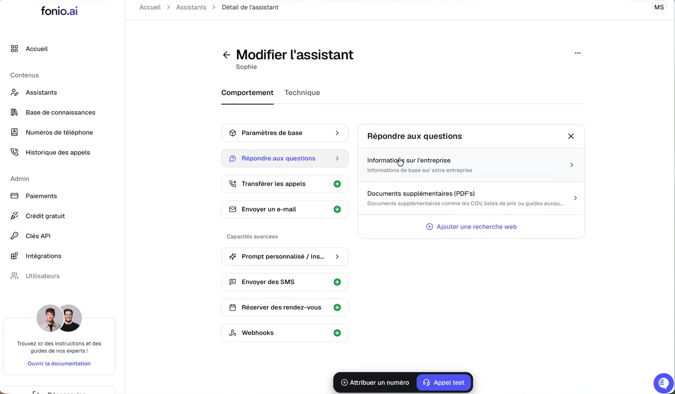 Écran de modification d'un assistant Fonio listant les capacités : répondre aux questions, transférer les appels, envoyer un e-mail, envoyer des SMS, réserver des rendez-vous, webhooks